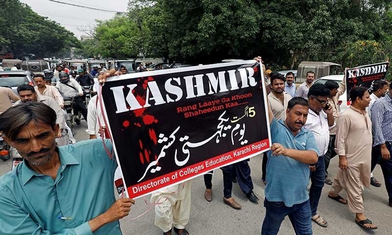 Demonstrators hold signs and chant slogans as they march in solidarity with the people of Kashmir, during a rally in Karachi, Pakistan August 5, 2019. REUTERS/Akhtar Soomro